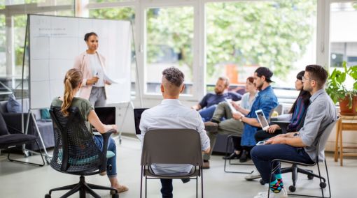 Mitarbeitende arbeiten und halten zusammen