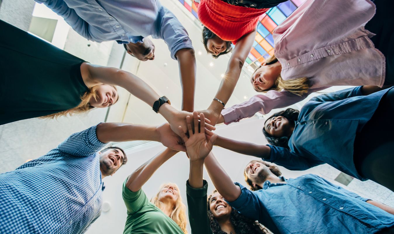 Mitarbeitende arbeiten und halten zusammen