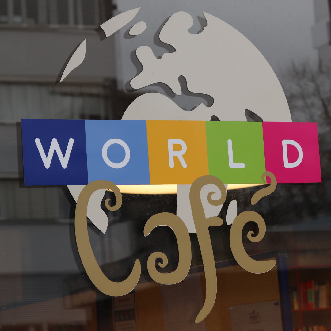 Logo auf dem Fenster vom World Cafe