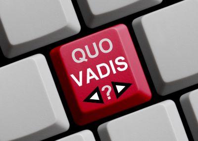 Rote Computertaste mit der Aufschrift „QUO VADIS?“ auf einer Tastatur