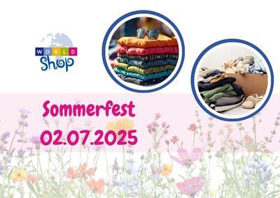 Eine bunte Grafik mit dem Schriftzug „World Shop“ oben links und zwei kreisförmigen Fotos rechts. Das linke Foto zeigt einen Stapel farbiger, gefalteter Kleidung mit einer Sonnenbrille obenauf. Das rechte Foto zeigt einen geöffneten Karton mit ordentlich gefalteten Kleidungsstücken und ein Paar Kinderschuhe. Darunter stehen in großer, pinkfarbener Schrift die Worte „Sommerfest 02.07.2025“ vor einem Hintergrund mit blühenden Sommerwiesenblumen.