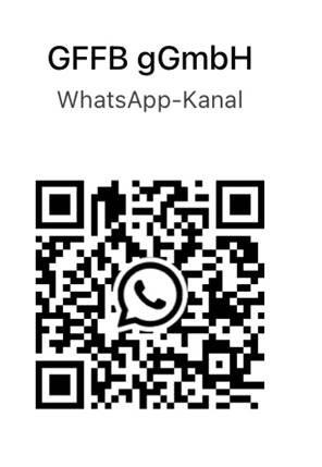 QR-Code zum WhatsApp-Kanal der GFFB Ein schwarz-weißer QR-Code mit dem WhatsApp-Symbol in der Mitte. Über dem QR-Code steht der Text „GFFB gGmbH“ und darunter „WhatsApp-Kanal“. Der QR-Code kann mit einem Smartphone gescannt werden, um direkt zum offiziellen WhatsApp-Kanal der GFFB zu gelangen.