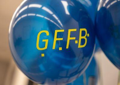 Abschlussveranstaltung #ABCforJobs "Quo Vadis" - (c)2bScene Ein blauer Luftballon mit gelbem GFFB-Logo hängt im Vordergrund.