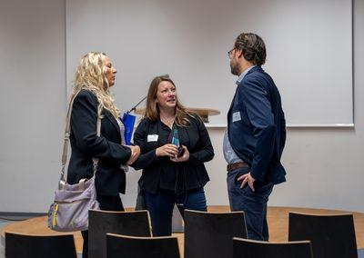 Abschlussveranstaltung #ABCforJobs "Quo Vadis" - (c)2bScene Drei Personen stehen im Gespräch in einem Veranstaltungsraum.