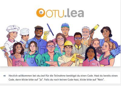 Illustration einer Gruppe von Menschen in unterschiedlichen Arbeitskleidungen, darunter Koch, Handwerker, Ärztin, Pflegekraft, Bauarbeiter und weitere Berufsgruppen. Darüber steht das Logo „otu.lea“. Unter der Grafik ein Hinweistext zur Teilnahme mit Code.