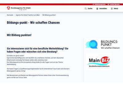 Ein junger Mann sitzt an einem Holztisch und hält ein Tablet in den Händen. Auf dem Bildschirm ist eine bunte Lern-App mit spielerischen Grafiken zu sehen, die Abkürzungen von Flughäfen anzeigen.