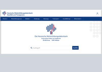 Ein junger Mann sitzt an einem Holztisch und hält ein Tablet in den Händen. Auf dem Bildschirm ist eine bunte Lern-App mit spielerischen Grafiken zu sehen, die Abkürzungen von Flughäfen anzeigen.