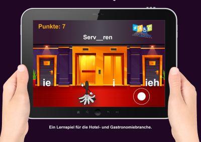 Ein Tablet wird in beiden Händen gehalten. Auf dem Bildschirm ist ein Lernspiel mit drei Hoteltüren zu sehen, darüber das Wort „Serv__ren“. Darunter stehen mögliche Buchstabenkombinationen wie „ie“ und „ieh“, die als Lösung eingesetzt werden können. Links oben ist die Punktezahl „7“ eingeblendet.