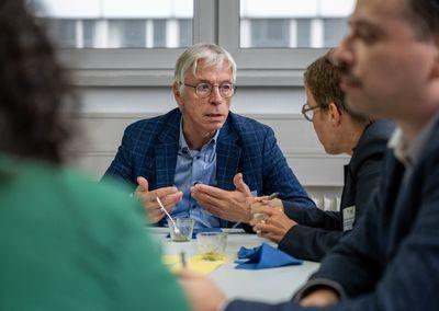 Mehrere Personen sitzen an einem Tisch und diskutieren bei der Abschlussveranstaltung #ABCforJobs.