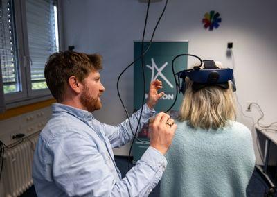 Zwei Personen stehen in einem Raum und unterhalten sich lebhaft bei der Abschlussveranstaltung #ABCforJobs.