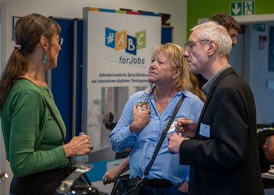 Mehrere Personen sitzen an einem Tisch und diskutieren bei der Abschlussveranstaltung #ABCforJobs.
