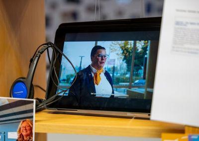 Zwei Personen stehen in einem Raum und unterhalten sich lebhaft bei der Abschlussveranstaltung #ABCforJobs.