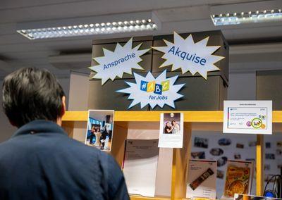 Mehrere Personen sitzen an einem Tisch und diskutieren bei der Abschlussveranstaltung #ABCforJobs.