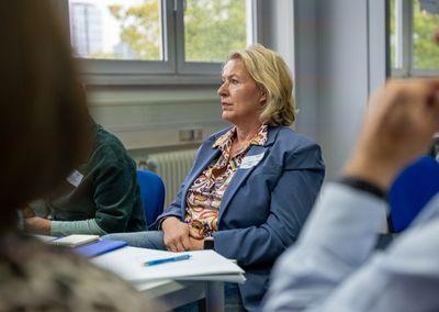 Zwei Personen stehen in einem Raum und unterhalten sich lebhaft bei der Abschlussveranstaltung #ABCforJobs.