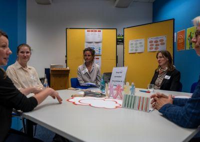 Mehrere Personen sitzen an einem Tisch und diskutieren bei der Abschlussveranstaltung #ABCforJobs.