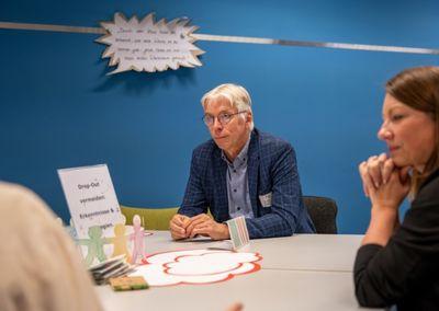 Zwei Personen stehen in einem Raum und unterhalten sich lebhaft bei der Abschlussveranstaltung #ABCforJobs.