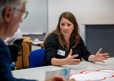 Mehrere Personen sitzen an einem Tisch und diskutieren bei der Abschlussveranstaltung #ABCforJobs.