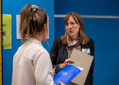 Zwei Personen stehen in einem Raum und unterhalten sich lebhaft bei der Abschlussveranstaltung #ABCforJobs.