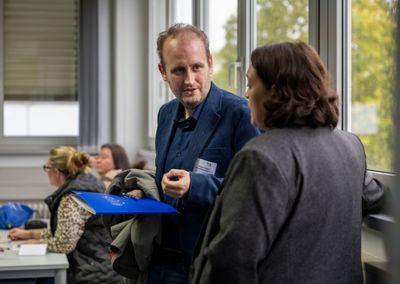 Mehrere Personen sitzen an einem Tisch und diskutieren bei der Abschlussveranstaltung #ABCforJobs.