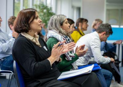 Mehrere Personen sitzen an einem Tisch und diskutieren bei der Abschlussveranstaltung #ABCforJobs.