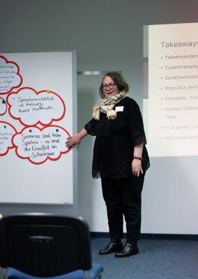 Zwei Personen stehen in einem Raum und unterhalten sich lebhaft bei der Abschlussveranstaltung #ABCforJobs.