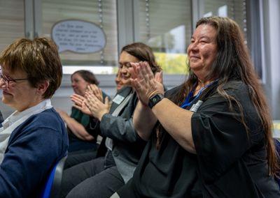 Zwei Personen stehen in einem Raum und unterhalten sich lebhaft bei der Abschlussveranstaltung #ABCforJobs.