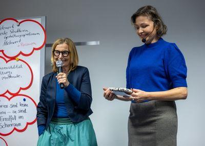 Mehrere Personen sitzen an einem Tisch und diskutieren bei der Abschlussveranstaltung #ABCforJobs.