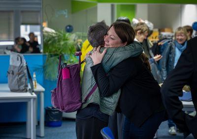 Zwei Personen stehen in einem Raum und unterhalten sich lebhaft bei der Abschlussveranstaltung #ABCforJobs.