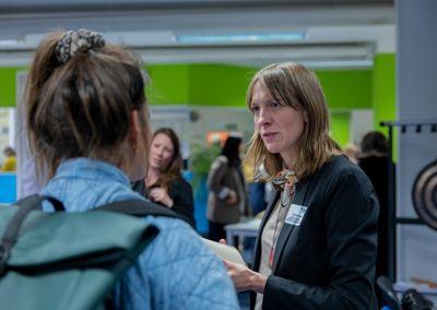 Mehrere Personen sitzen an einem Tisch und diskutieren bei der Abschlussveranstaltung #ABCforJobs.