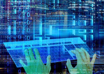 Hände tippen auf einer transparent wirkenden digitalen Tastatur, darüber liegen grafische Darstellungen von Daten, Codes und vernetzten Systemen in Blau- und Grüntönen.