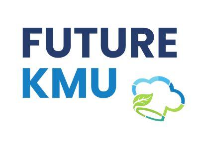 Logo mit dem Schriftzug „FUTURE KMU“ in Großbuchstaben. „FUTURE“ ist dunkelblau, „KMU“ in einem helleren Blau gestaltet. Rechts daneben befindet sich eine grafische Kombination aus einem stilisierten Kochhut in Blau und Grün sowie einem grünen Blatt. Der Hintergrund ist hellgrau.